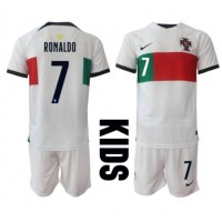 Camisa de Futebol Portugal Cristiano Ronaldo #7 Equipamento Secundário Infantil Mundo 2022 Manga Curta (+ Calças curtas)